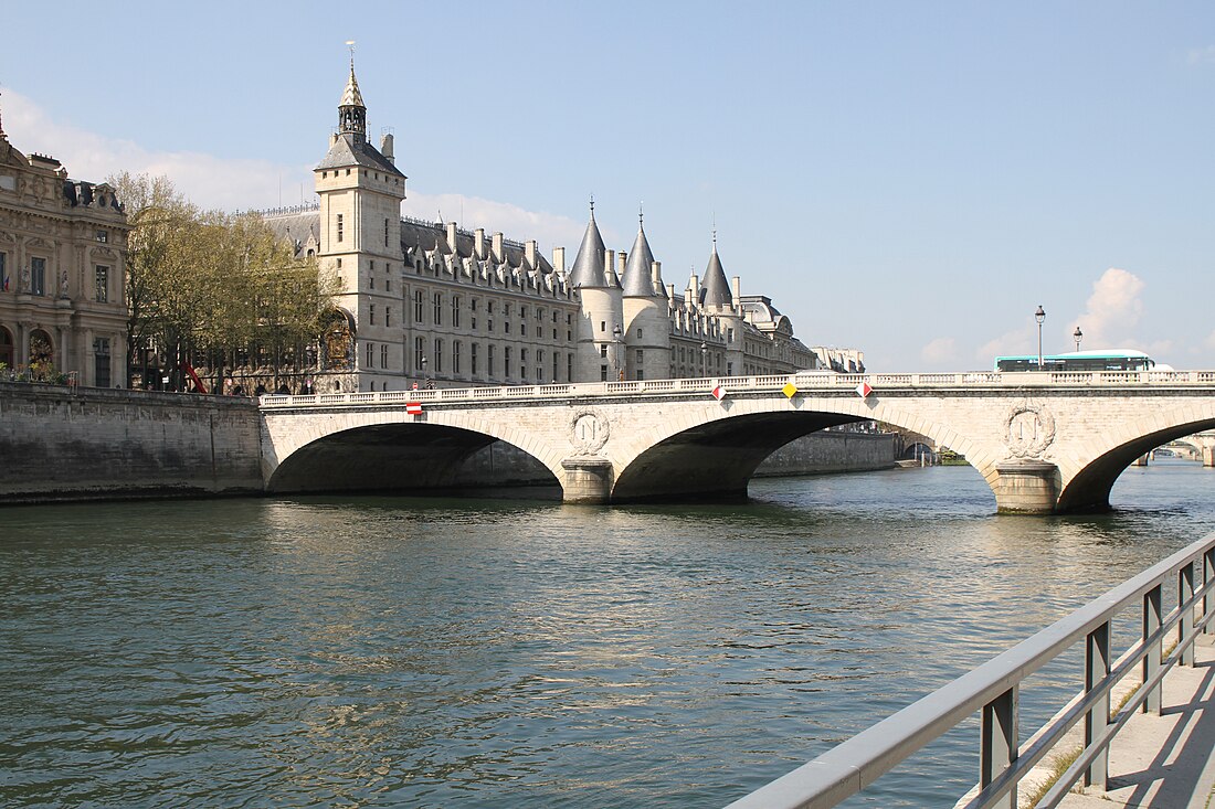 Paris, capitale de la littérature, vue depuis la Seine