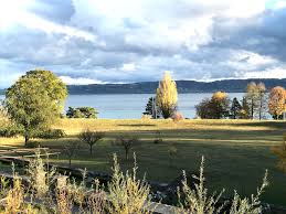 Vue sur le lac de Neuchâtel, écrin de tranquillité